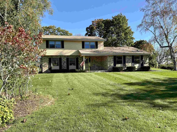 W275N4880 S Courtland Cir, Pewaukee, WI 53072
