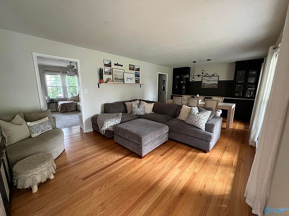 5th image of 2305 Gladstone Dr NE