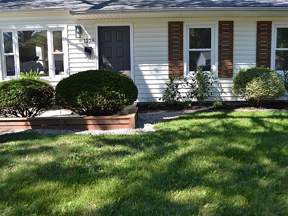 3rd image of 1228 Southlea Dr