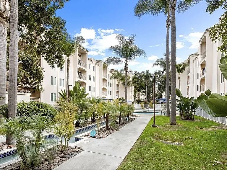 La Regencia Apartments — Photo 16