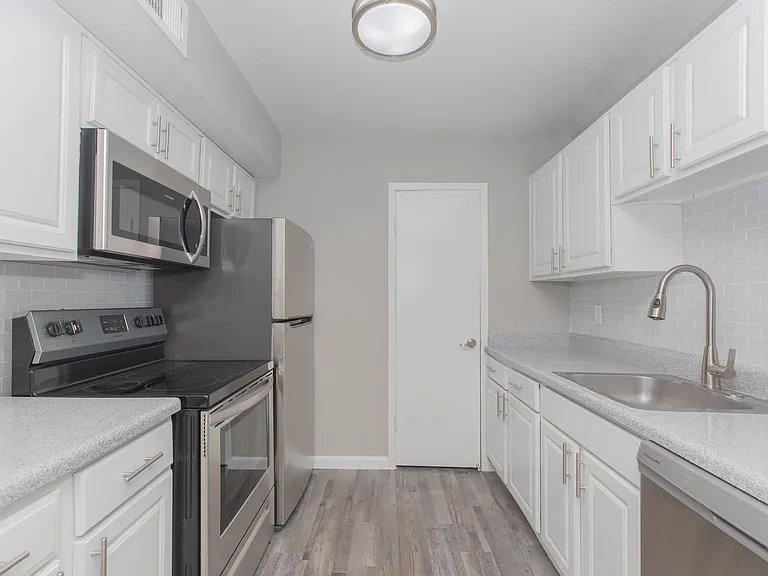 Kendall Manor — Photo 27