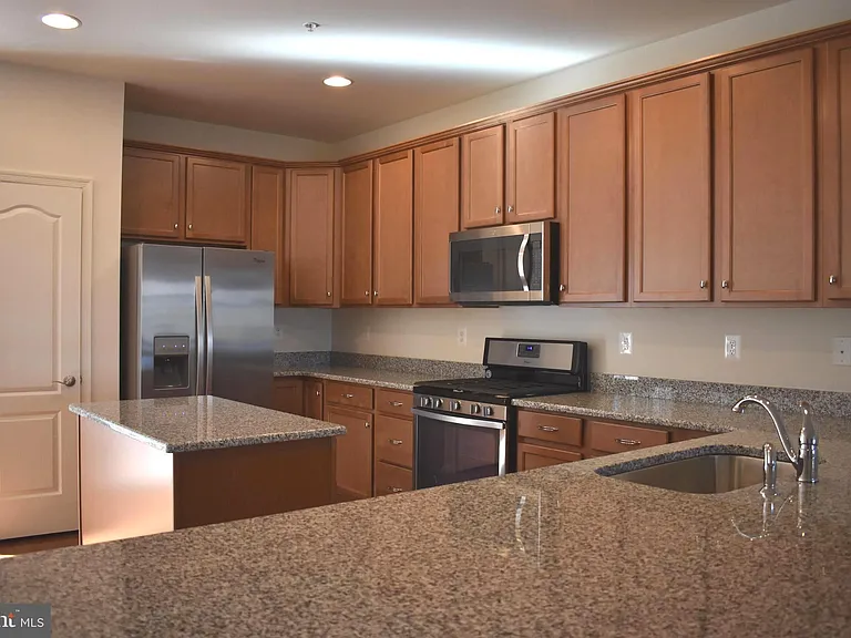 9421 Adelaide Ln — Photo 9