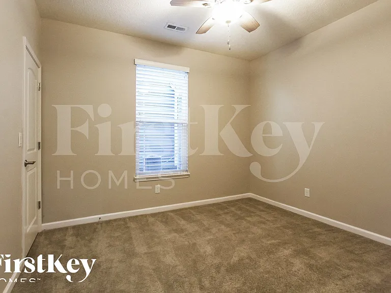 1341 Blackthorne Trl N — Photo 13
