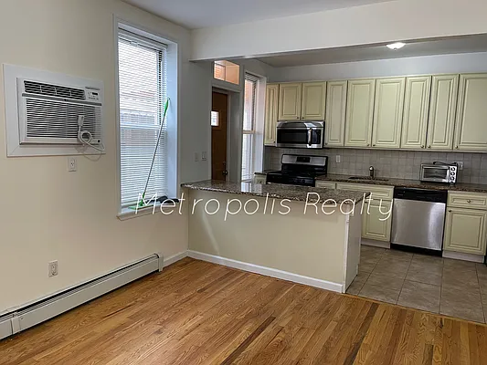 Rented by Metropolis International Realty Inc. | media 2