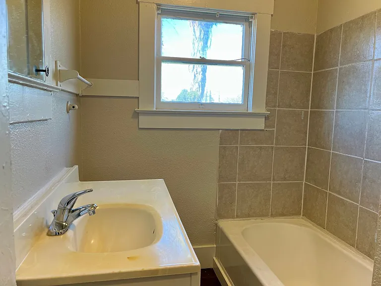 1042 N Harrison Ave — Photo 8