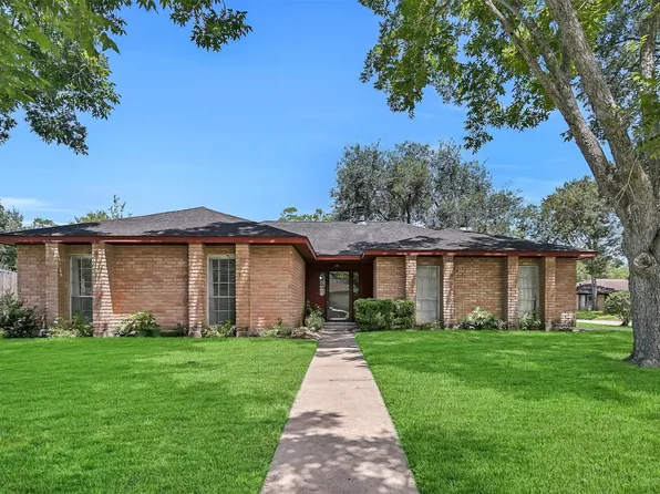305 Castlelake Dr, Friendswood, TX 77546