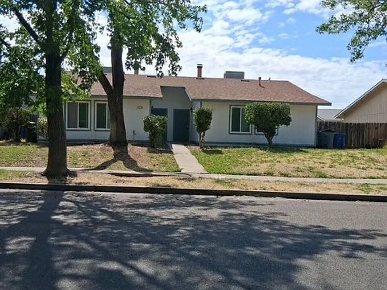 3219 Denver Ave — Photo 1