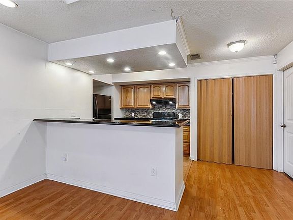 4th image of 2666 Acacia St