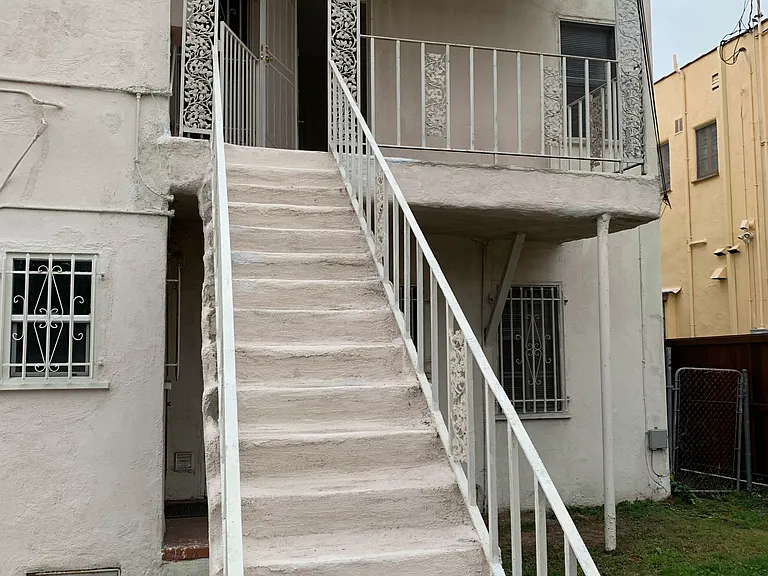 824 1/2 S Curson Ave — Photo 2