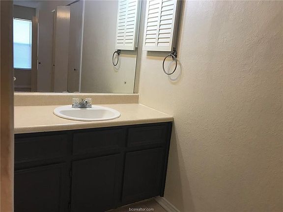 4th image of 807 Val Verde Dr