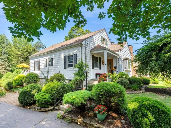 7 Brookmoor Road, West Hartford, CT 06107