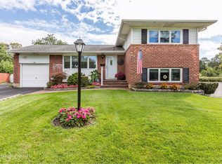 3 Essex Pl, Commack, NY 11725