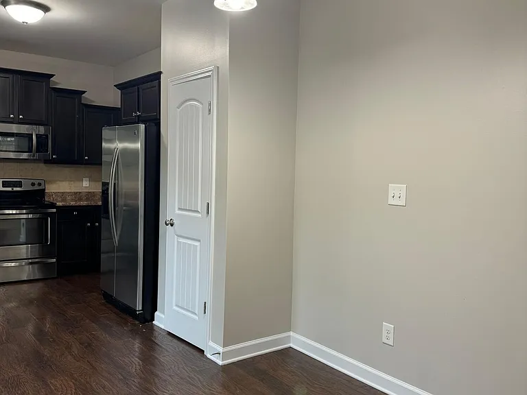 203 Ashton Ct — Photo 9