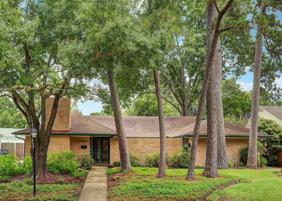 Lovely 3-4 bedroom located in a great location on the desirable North side of BGP!Private courtyard 