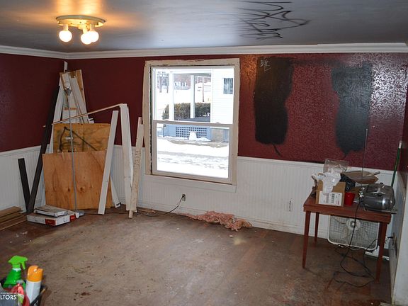 2nd image of 414 1st St NE