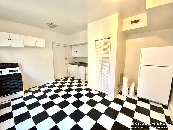 2nd image of 2207 W Montrose Ave