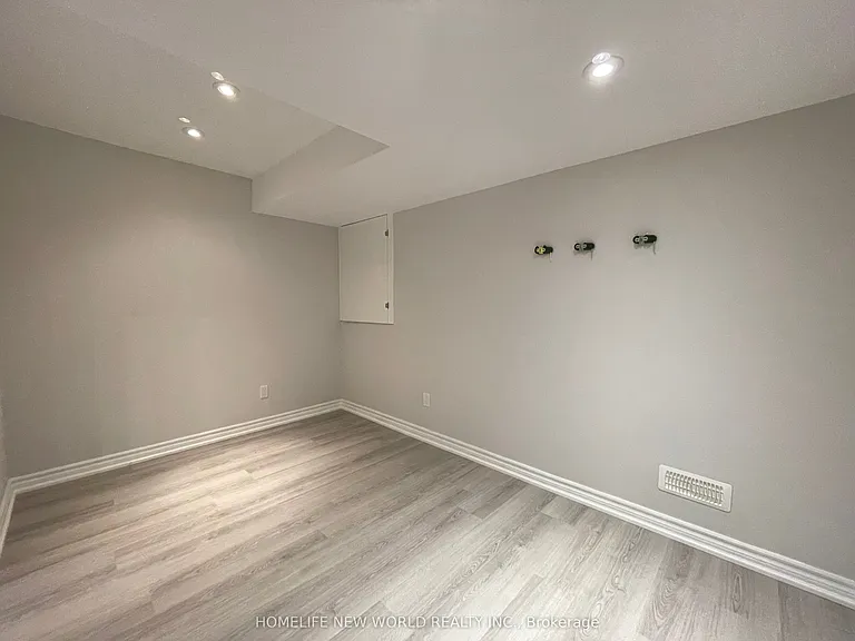 2276 Whistling Springs Cres — Photo 24