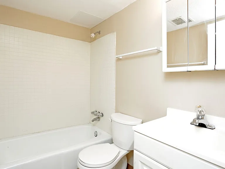 West Glen Apartments — Photo 6