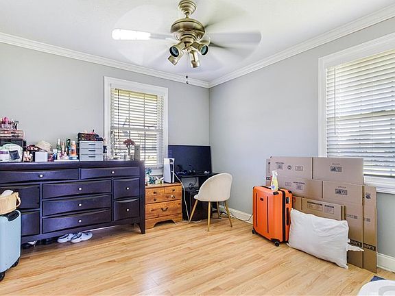 4th image of 82 Packenham Ave