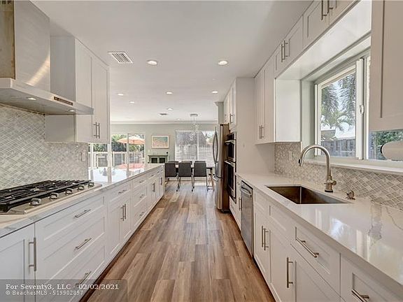 4th image of 110 SE 12th Ct