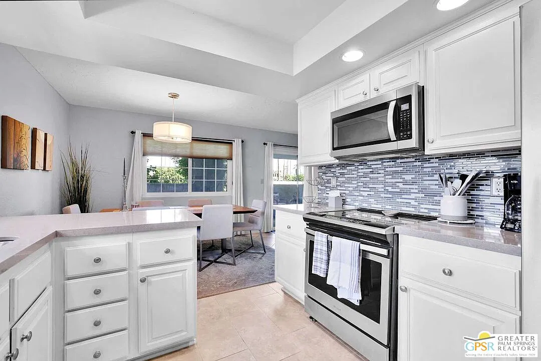 2 bed, 2.0 bath, 1300 sqft, $4,700 — Photo 4