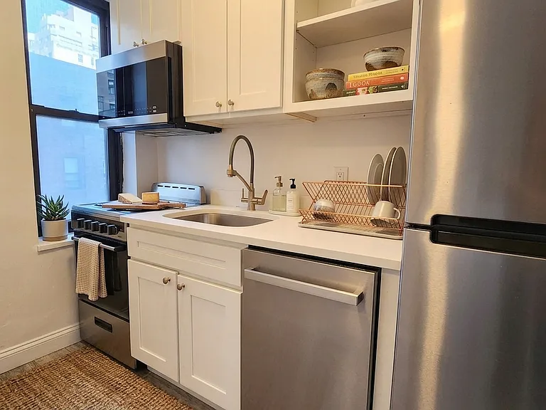 162 E 55th St #5C — Photo 2