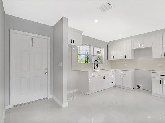 5th image of 420 SW 31st Avenue