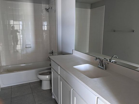 En suite bathroom (2nd floor).