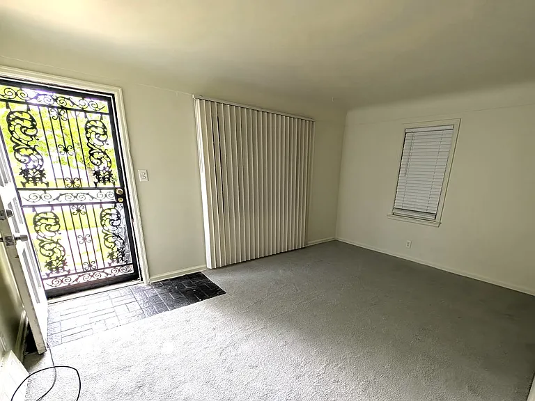 5413 Dupont St — Photo 2