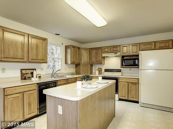 4th image of 909 Skyhill Ln