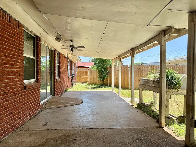 112 S Eisenhower Dr — Photo 17