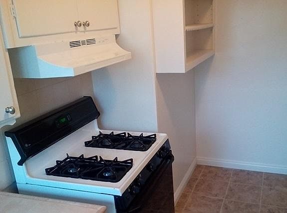5th image of 564 N Kingsley Dr