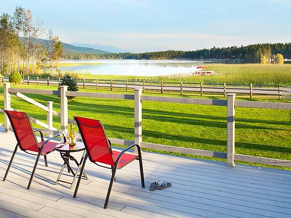 Large deck for entertaining facing lake