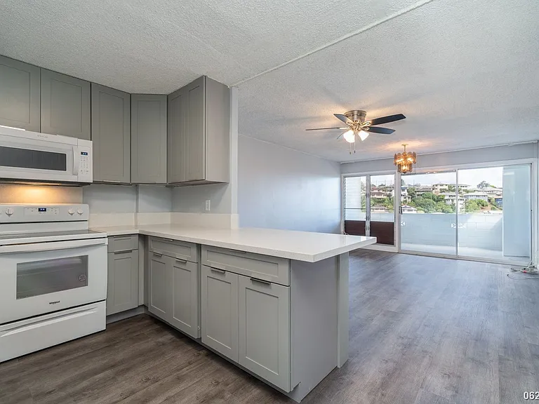 2001 Aupuni St #904 — Photo 4
