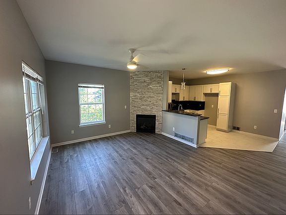 3rd image of 43061 Burlington Dr
