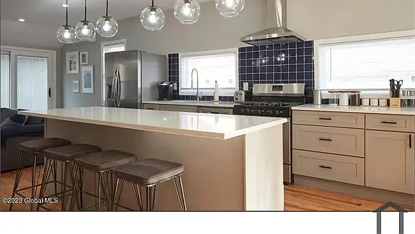 5 bed, 2122 sqft, $4,624 — Photo 3