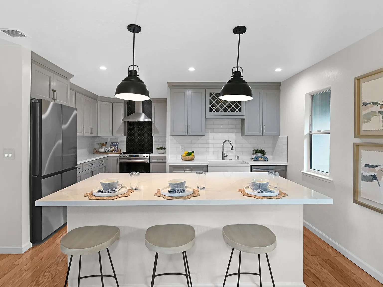 3 bed, 1390 sqft, $4,000 — Photo 1