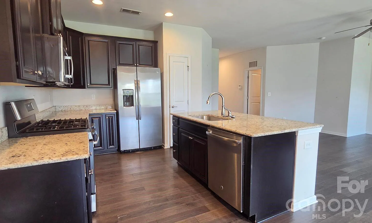 3 bed, 2.0 bath, 1554 sqft, $2,325 — Photo 3