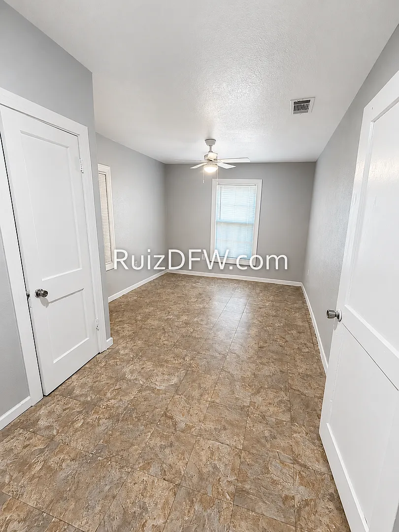 Single-Family Home In Handley. — Photo 1