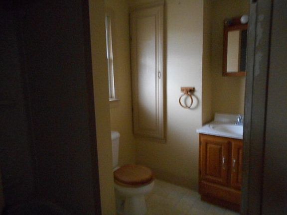 4th image of 127 N Clinton St