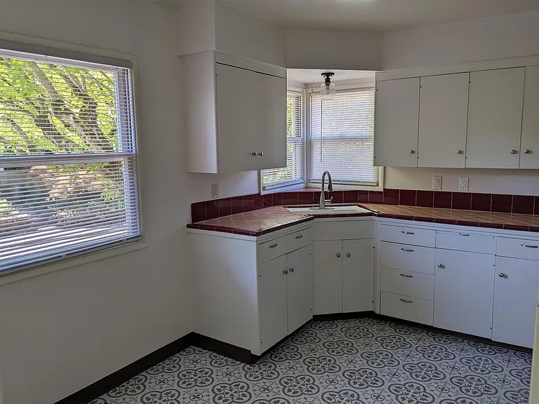 4805 SE Yamhill St — Photo 13