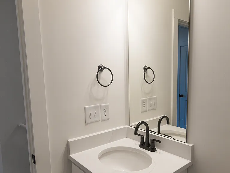 405 E Union St — Photo 2