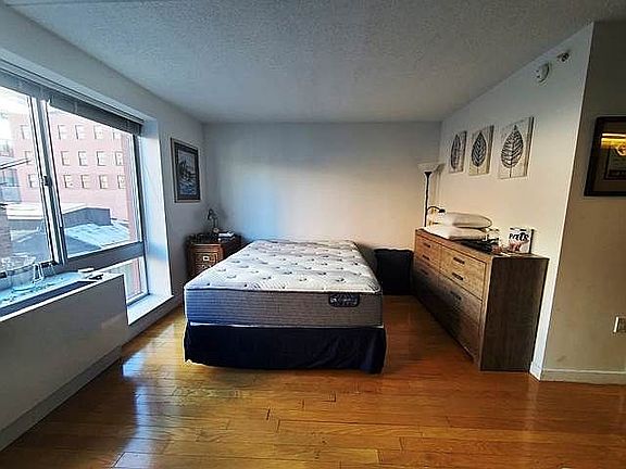 5th image of 555 W 23rd St APT N5g