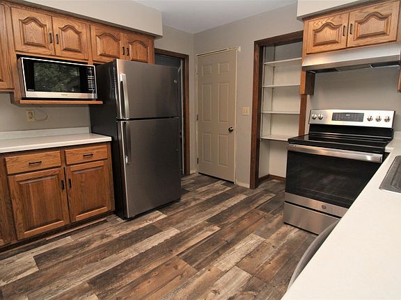 5th image of 900 Country Club Dr SW