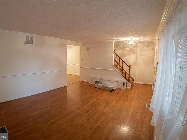 8112 Parkdale Ct — Photo 3