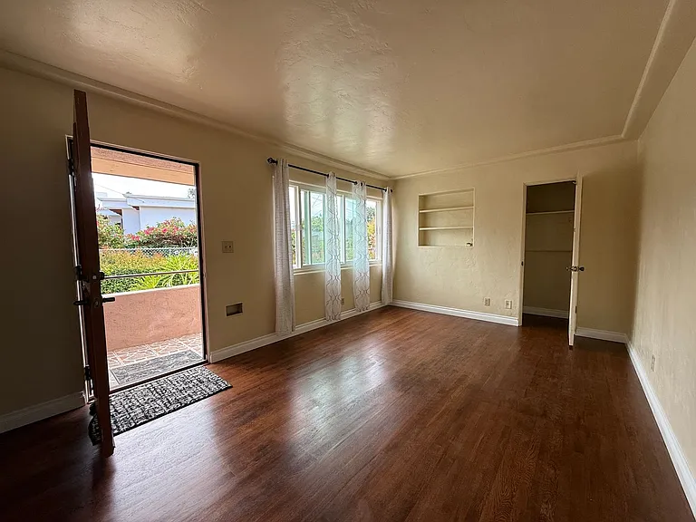 Cozy Two Bedroom Duplex w/ Hardwood Floors! Lovely Kitchen! Lots of Natural Light! — Photo 16