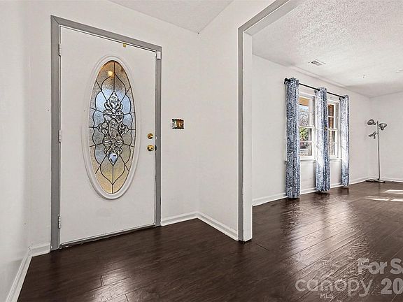 3rd image of 4831 Dogwood Pl
