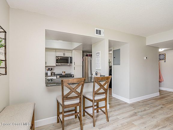 5th image of 594 N Wickham Rd APT 4