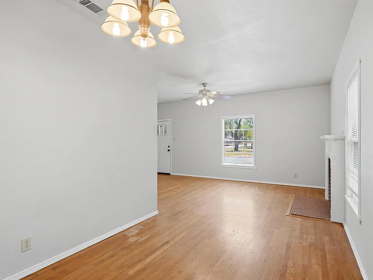 1041 Albany St — Photo 8