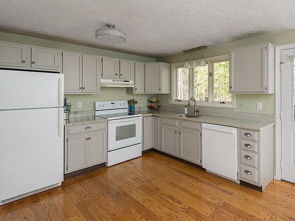 3rd image of 560 Bedford St APT A1